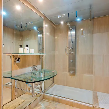Exclusive 2 Bedroom Апартаменты